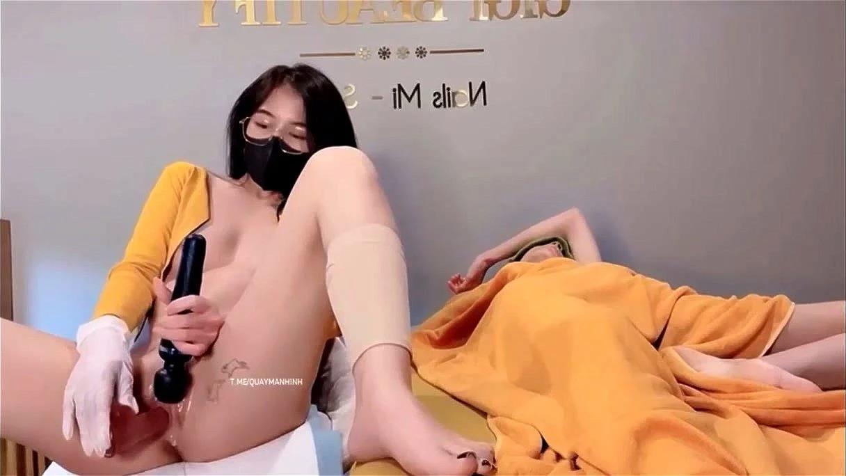 아시아야동-Jennie_Spa - 아무것도 모르는 손님옆에서 발가벗고 웹캠방송하는 베트남마사지사 1